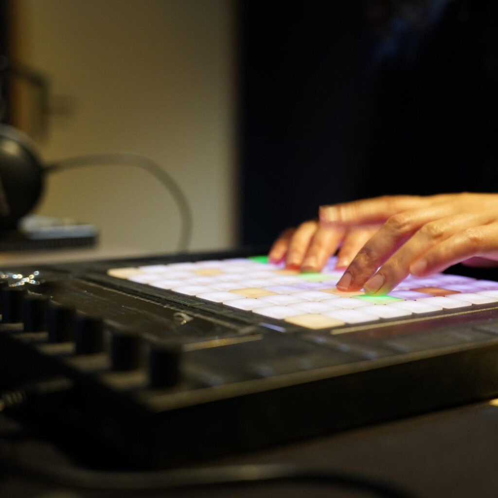 Manipulation du Push 2 pour Ableton Live lors d'une session de formation professionnelle