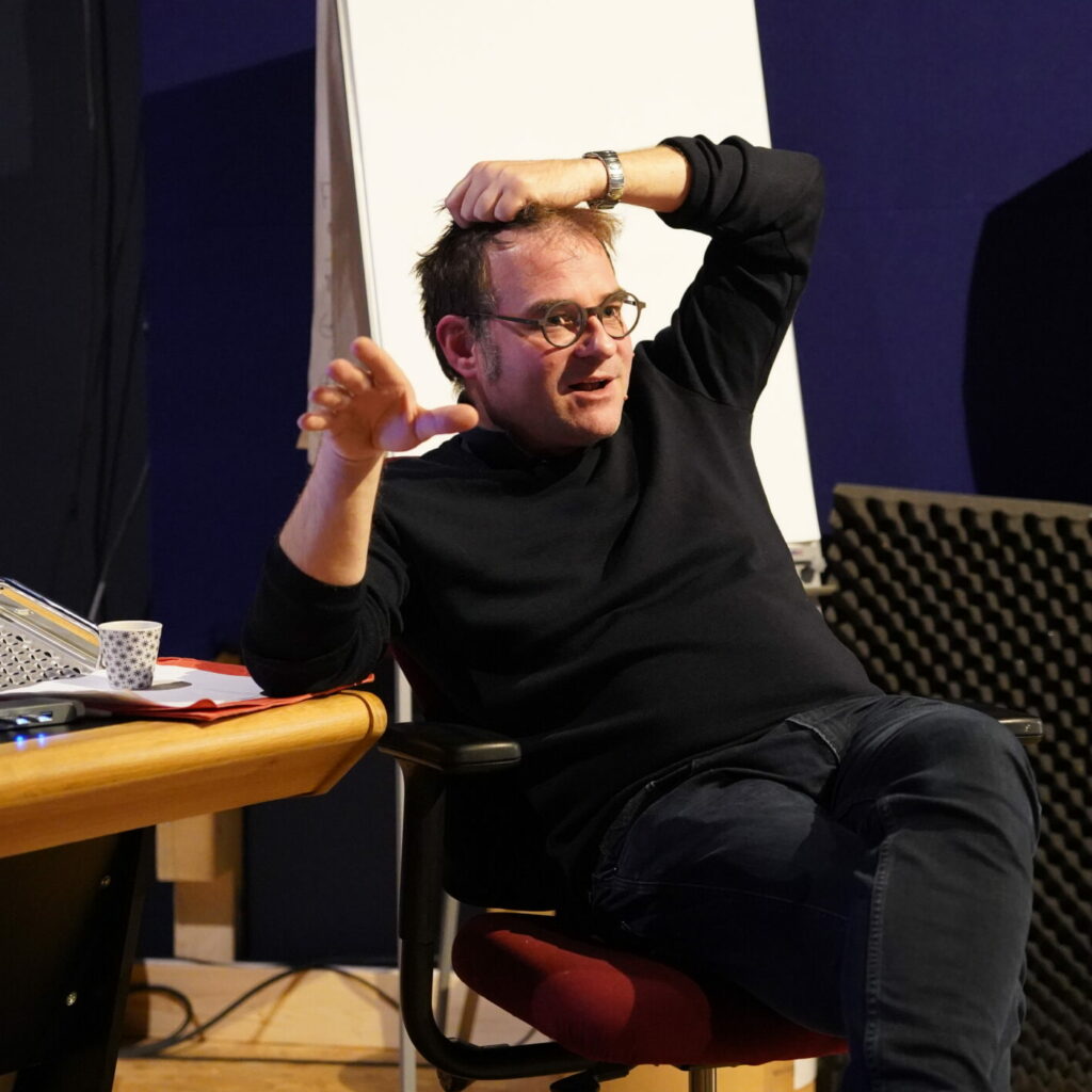 Bergame Périaux entrain d'enseigner l'immersif au studio. Il ne s'arrache pas tous les cheveux... ;-)